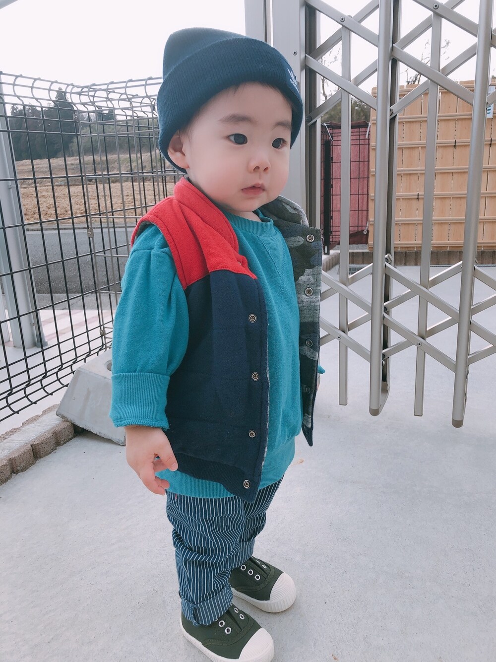 「男の子、1歳、キッズコーデ」｜「adidasのアイテム（ニットキャップ/ビーニー、ブルー系）」を使った、RIRIさん（キッズ・70cm）の冬コーディネートの1枚目の写真