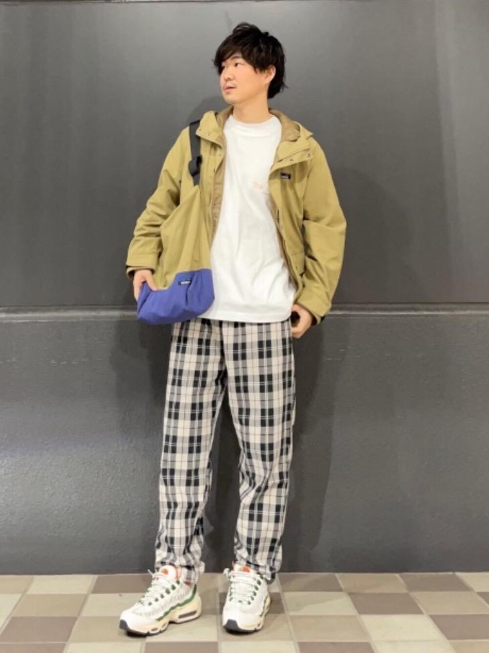 「スニーカーコーデ、春カラー、着回し抜群、シェフパンツ、USAコットン、女性にもオススメ！MENSパンツ、2021春新作、今買って春まで着られる、春のオシャレはパンツから、SIERA TEX」｜「coenのSIERRATEXマウンテンパーカー#（マウンテンパーカー、ベージュ系）」を使った、w4v47fvさん（メンズ・175cm）の春コーディネートの1枚目の写真