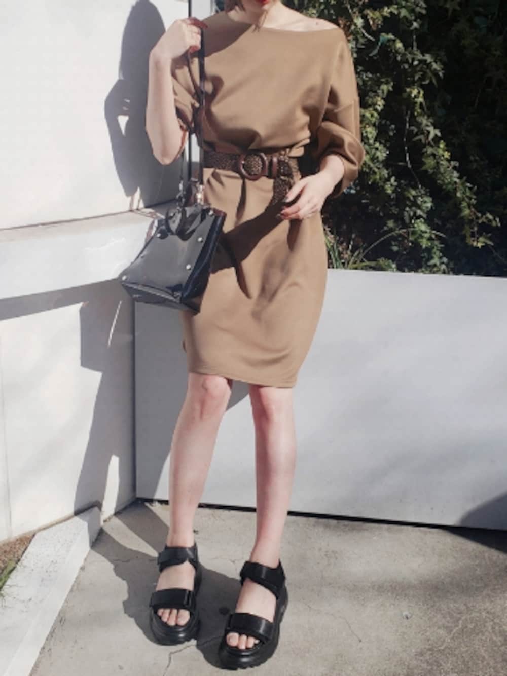 ベージュ系のワンピース、ブラック系のサンダルを着用したレディースの春コーディネートの1枚目の写真