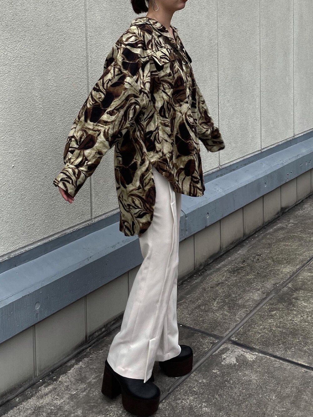 その他のシャツ/ブラウス、ブラック系のサンダル、ホワイト系のその他パンツを着用したレディースの冬コーディネートの1枚目の写真