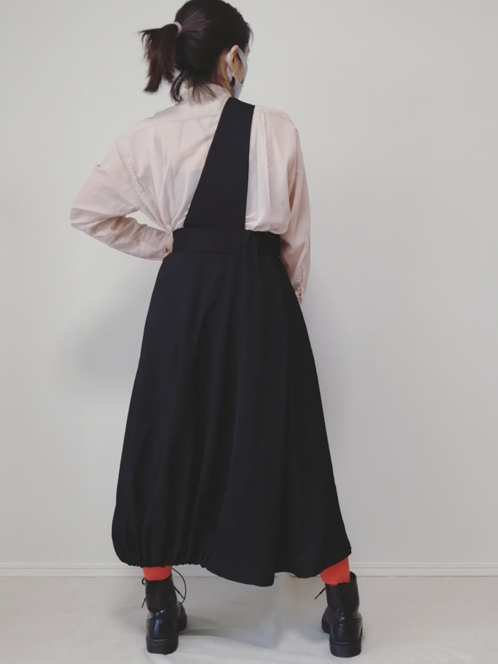 「秋コーデ、くすみカラー、UNIQLO、ユニクロ、オレンジ、スカートスタイル、モード、ハロウィン、ブーツ、Dr.Martens」｜「UNIQLOの50色ソックス（消臭機能付き）（ソックス/靴下、オレンジ系）」を使った、lunayumiさん（レディース・161cm）の秋コーディネートの1枚目の写真