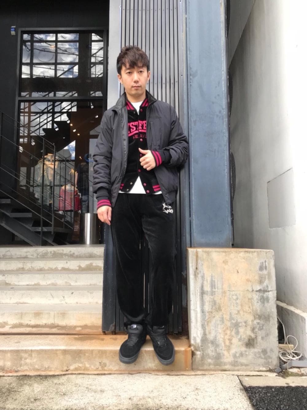 ブラック系のスタジャン、ブラック系のダウンジャケット/コート、ブラック系のその他パンツを着用したメンズの秋コーディネートの1枚目の写真