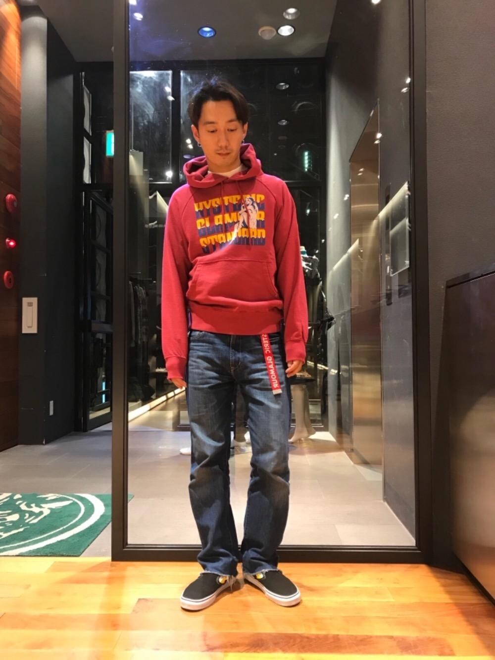 「デニム、アメカジ、パーカー、プルオーバー、Hysteric Glamour、ヒステリックグラマー、切りっぱなし、ガチャベルト、フーディ、テープベルト」｜「HYSTERIC GLAMOURのLOGO テープベルト（ベルト、レッド系）」を使った、HIDEさん（メンズ・172cm）の冬コーディネートの1枚目の写真