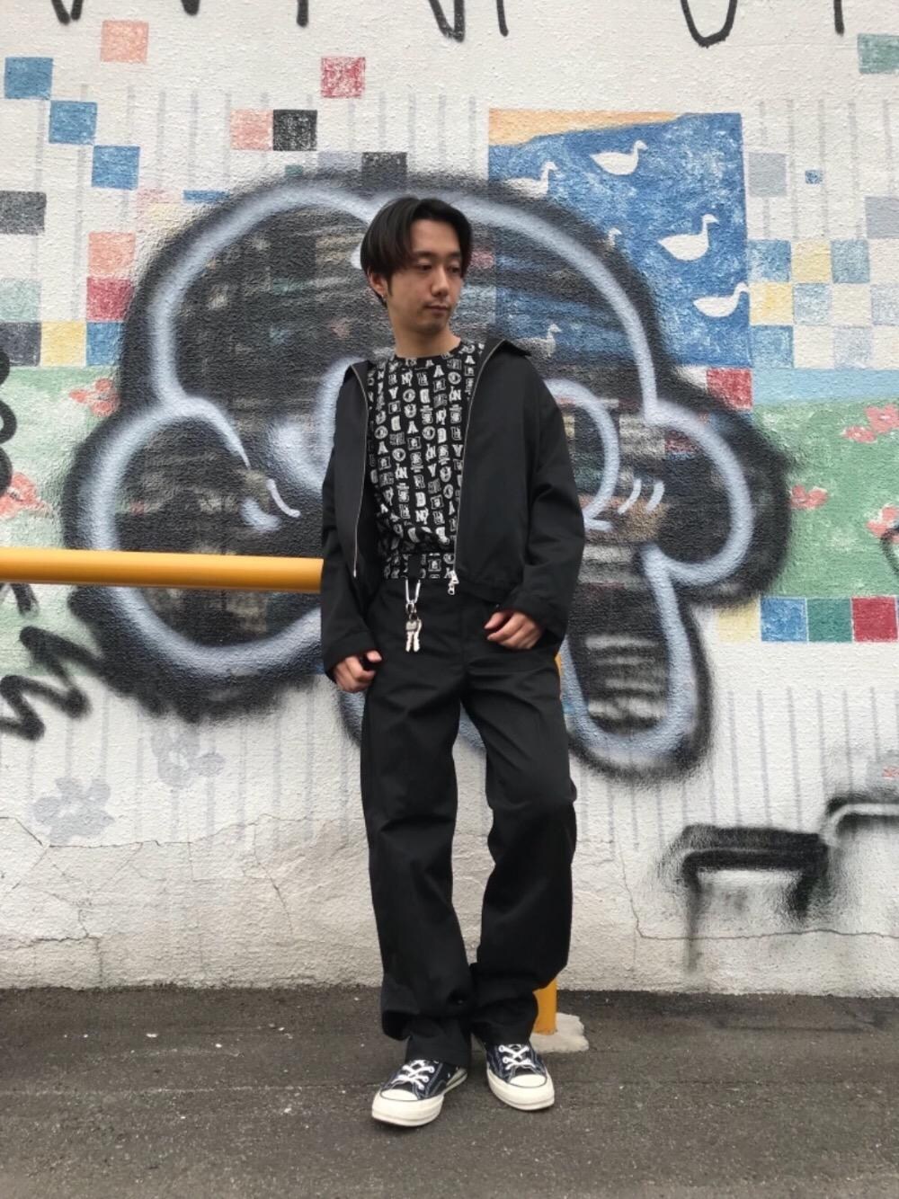 「セットアップ、シンプル、チノパン、Dickies、大人カジュアル、Hysteric Glamour、ディッキーズ、ワークパンツ、ヒステリックグラマー、hystericglamour」｜「HYSTERIC GLAMOURのSTUDSカラビナ（キーホルダー、シルバー系）」を使った、HIDEさん（メンズ・172cm）の春コーディネートの1枚目の写真
