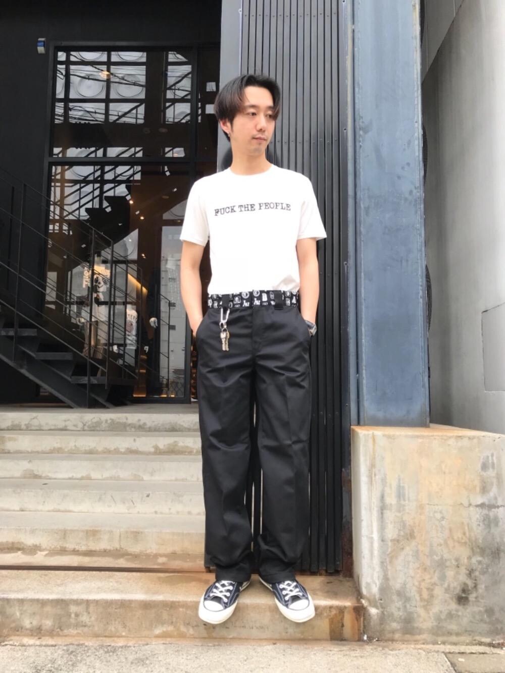 「シンプル、チノパン、Dickies、ロゴ、大人カジュアル、Hysteric Glamour、ディッキーズ、ワークパンツ、ヒステリックグラマー、hystericglamour」｜「HYSTERIC GLAMOURのSTUDSカラビナ（キーホルダー、シルバー系）」を使った、HIDEさん（メンズ・172cm）の春コーディネートの1枚目の写真