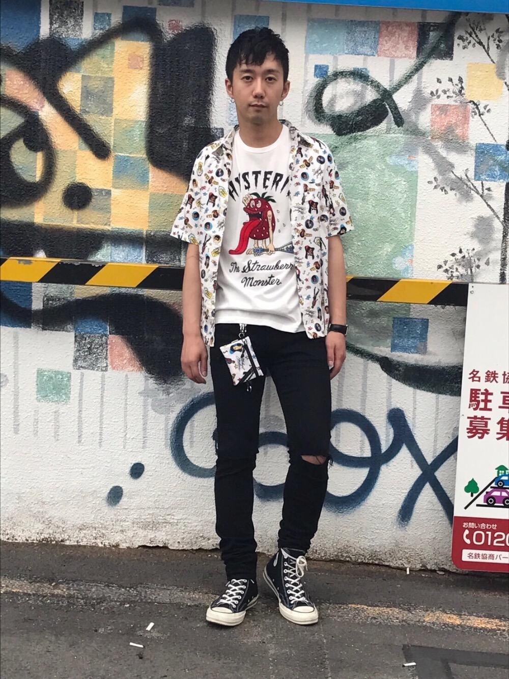 「コンバース、カジュアル、夏、柄シャツ、ユニセックス、Hysteric Glamour、夏コーデ、ヒステリックグラマー、マイケルジャクソン、hystericglamour」｜「HYSTERIC GLAMOURのSTUDSカラビナ（キーホルダー、シルバー系）」を使った、HIDEさん（メンズ・172cm）の春コーディネートの1枚目の写真