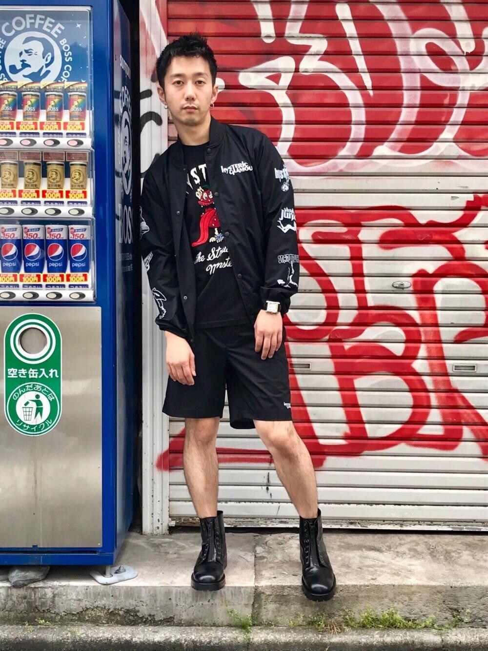 「セットアップ、夏、ストリート、オールブラック、コーチジャケット、Hysteric Glamour、ショーツ、夏コーデ、ヒステリックグラマー、hystericglamour」｜「HYSTERIC GLAMOURのSTRAWBERRY MONSTER刺繍 T-SH（Tシャツ/カットソー、ブラック系）」を使った、HIDEさん（メンズ・172cm）の春コーディネートの1枚目の写真