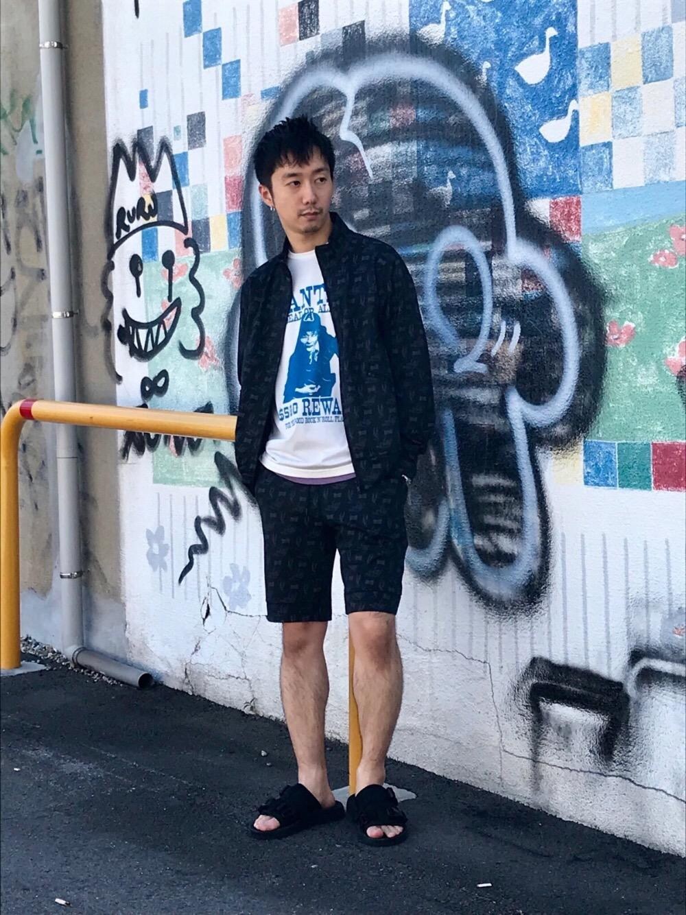 「セットアップ、夏、ストリート、大人カジュアル、サンダル、Hysteric Glamour、夏コーデ、ヒステリックグラマー、hystericglamour、sense」｜「HYSTERIC GLAMOURのHG SPORTS総柄ブルゾン（ブルゾン、ブラック系）」を使った、HIDEさん（メンズ・172cm）の夏コーディネートの1枚目の写真