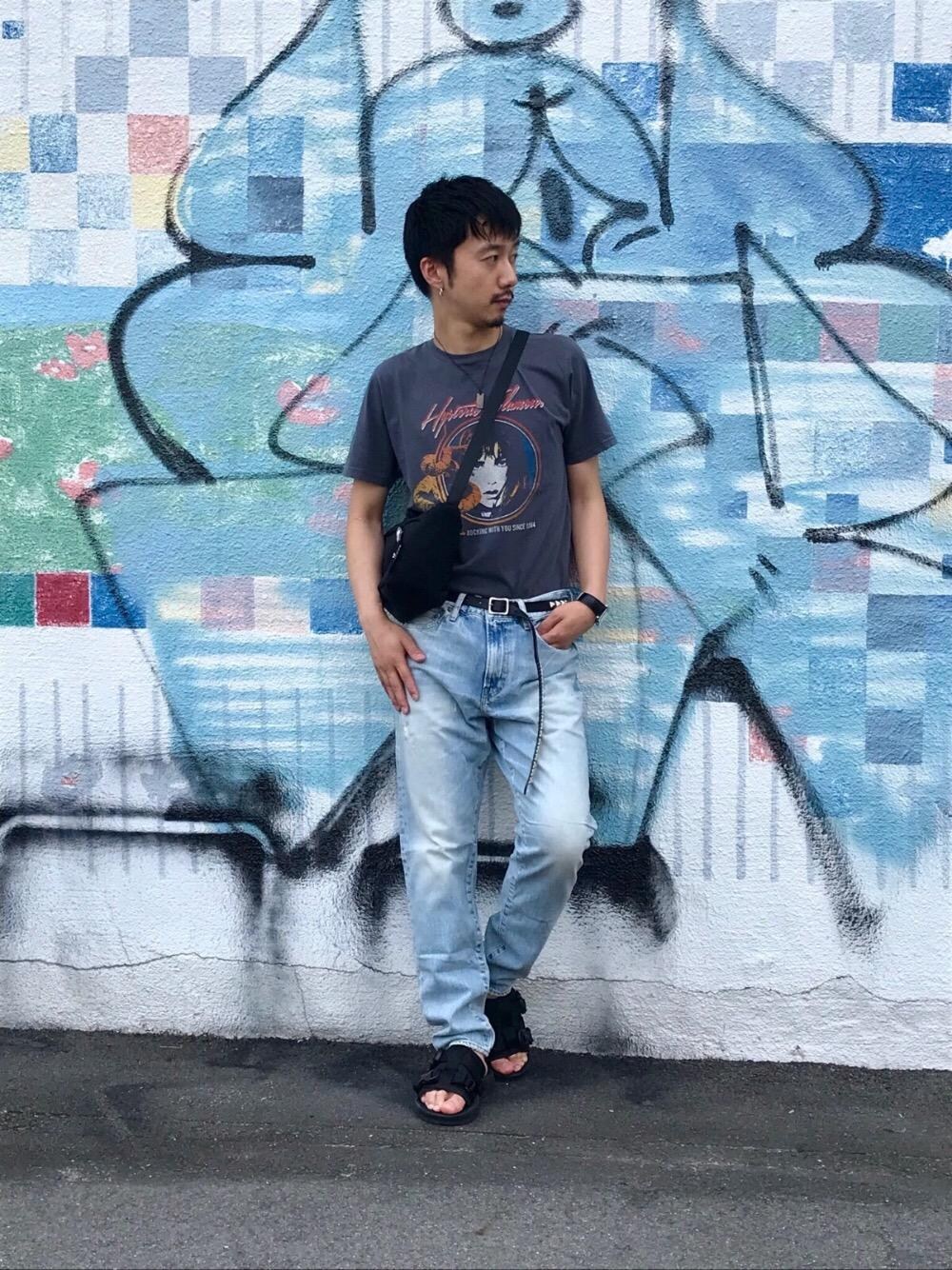 「夏、ショルダーバッグ、ストリート、サンダル、Hysteric Glamour、夏コーデ、ヒステリックグラマー、hystericglamour、スタッズベルト、サコッシュ」｜「HYSTERIC GLAMOURのOLDSTUD×HYSTERIC/WOMAN ON SKULL PLATE BRASSネックレス（ネックレス、ゴールド系）」を使った、HIDEさん（メンズ・172cm）の夏コーディネートの1枚目の写真