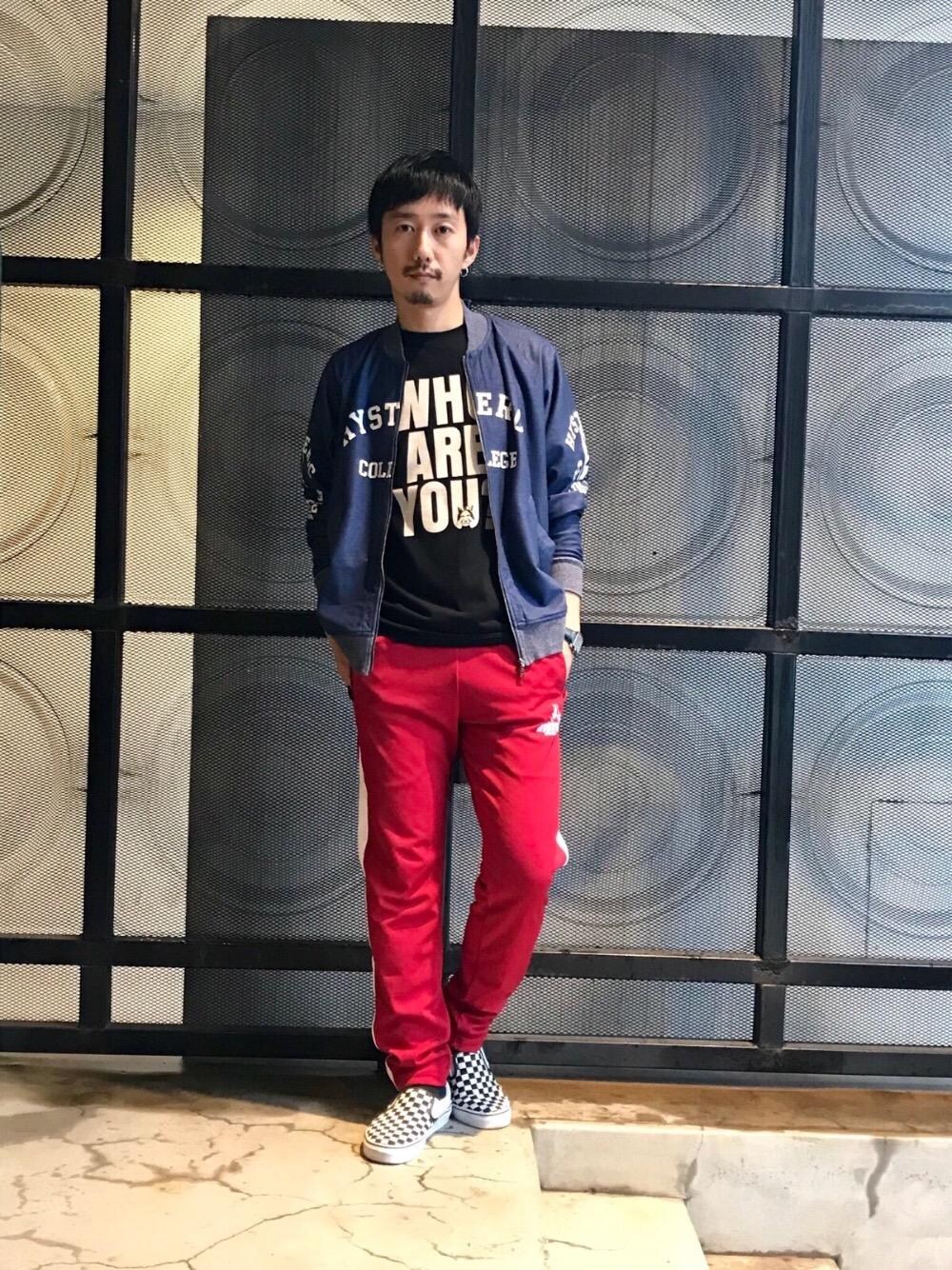「ロゴT、ストリート、ジャージ、スリッポン、Hysteric Glamour、トラックパンツ、夏コーデ、ヒステリックグラマー、hystericglamour、ラインパンツ」｜「HYSTERIC GLAMOURのWHO ARE YOU ？ pt T-SH（Tシャツ/カットソー、ブラック系）」を使った、HIDEさん（メンズ・172cm）の夏コーディネートの1枚目の写真