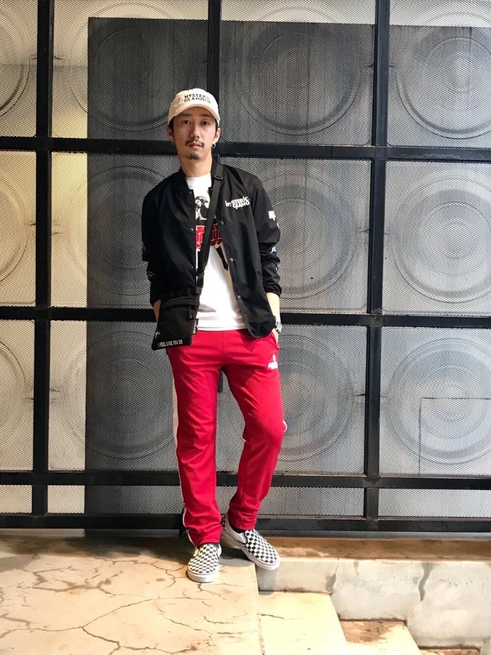 「夏、ストリート、スリッポン、Hysteric Glamour、トラックパンツ、夏コーデ、ロゴキャップ、ヒステリックグラマー、hystericglamour、サコッシュ」｜「HYSTERIC GLAMOURのHYS SYMBOL LOGO 刺繍キャップ（キャップ、ホワイト系）」を使った、HIDEさん（メンズ・172cm）の夏コーディネートの1枚目の写真