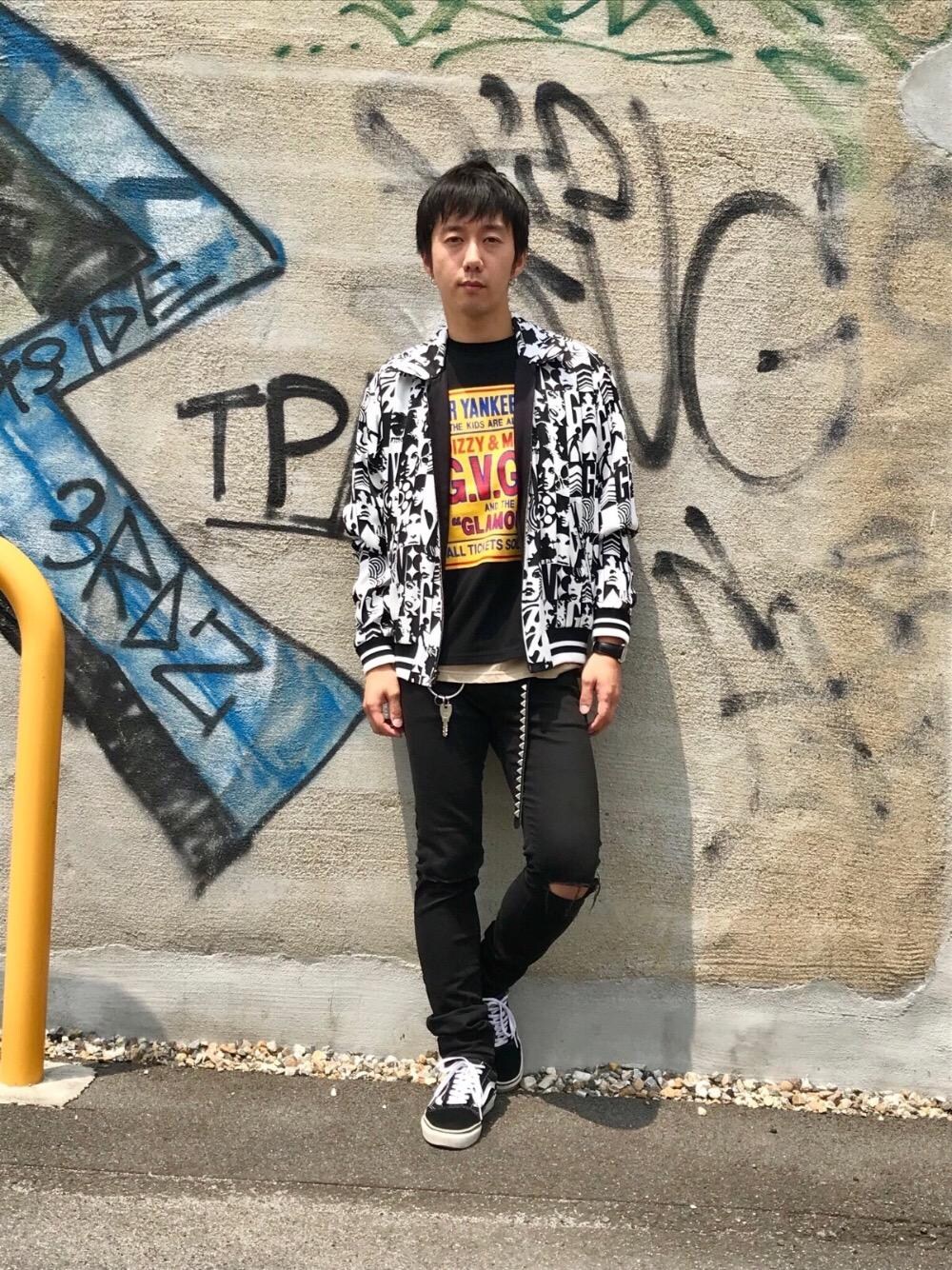 「スカジャン、ロゴT、ストリート、リバーシブル、gvgv、Hysteric Glamour、ヒステリックグラマー、hystericglamour、秋コーデ、g v g v」｜「HYSTERIC GLAMOURのSU加工ISKOツイル スリムPT（デニムパンツ、ブラック系）」を使った、HIDEさん（メンズ・172cm）の夏コーディネートの1枚目の写真