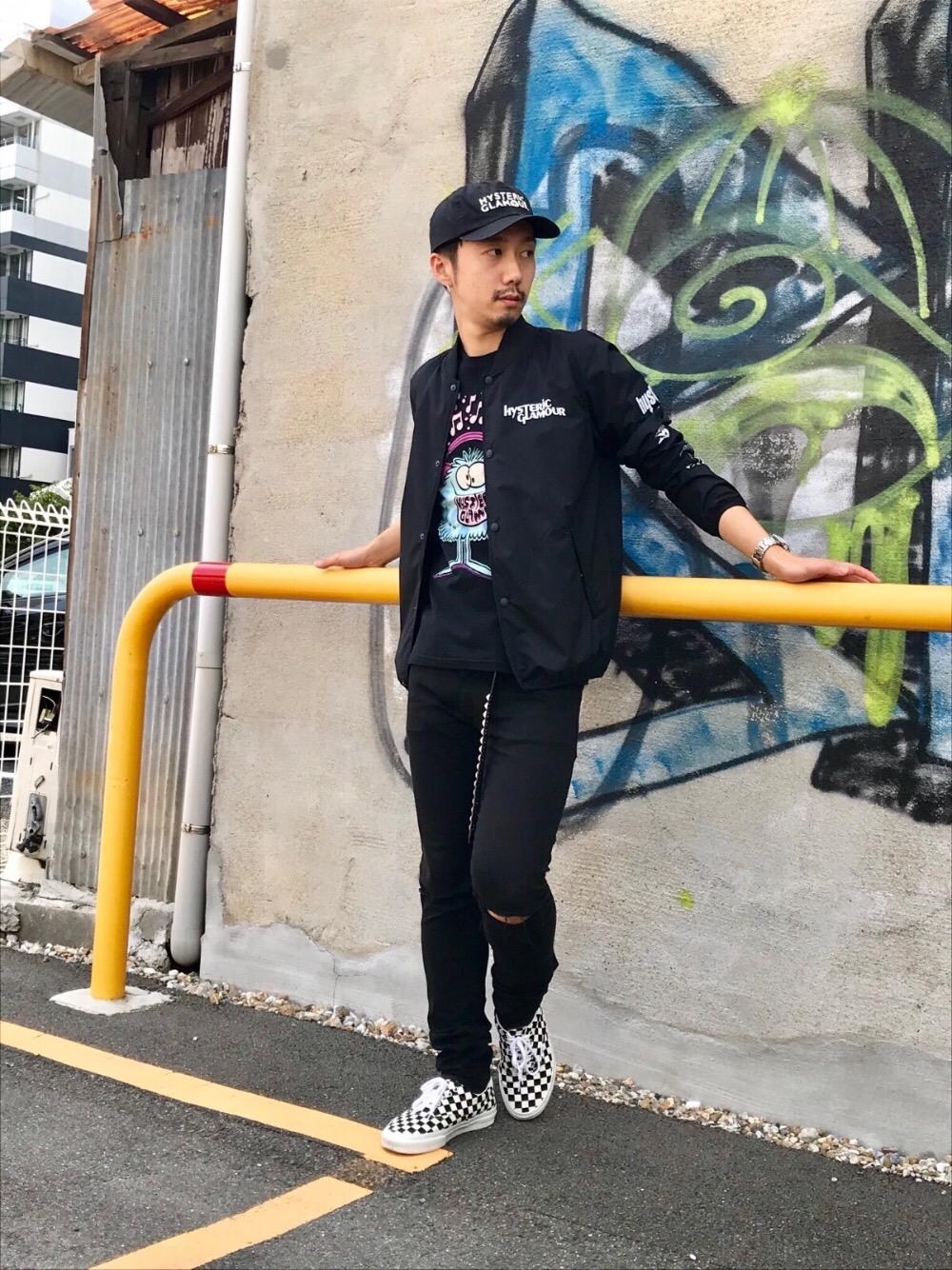 「ロゴT、ブラックコーデ、ストリート、ロゴ、大人カジュアル、コーチジャケット、Hysteric Glamour、ロゴキャップ、ヒステリックグラマー、hystericglamour」｜「HYSTERIC GLAMOURのSU加工ISKOツイル スリムPT（デニムパンツ、ブラック系）」を使った、HIDEさん（メンズ・172cm）の夏コーディネートの1枚目の写真