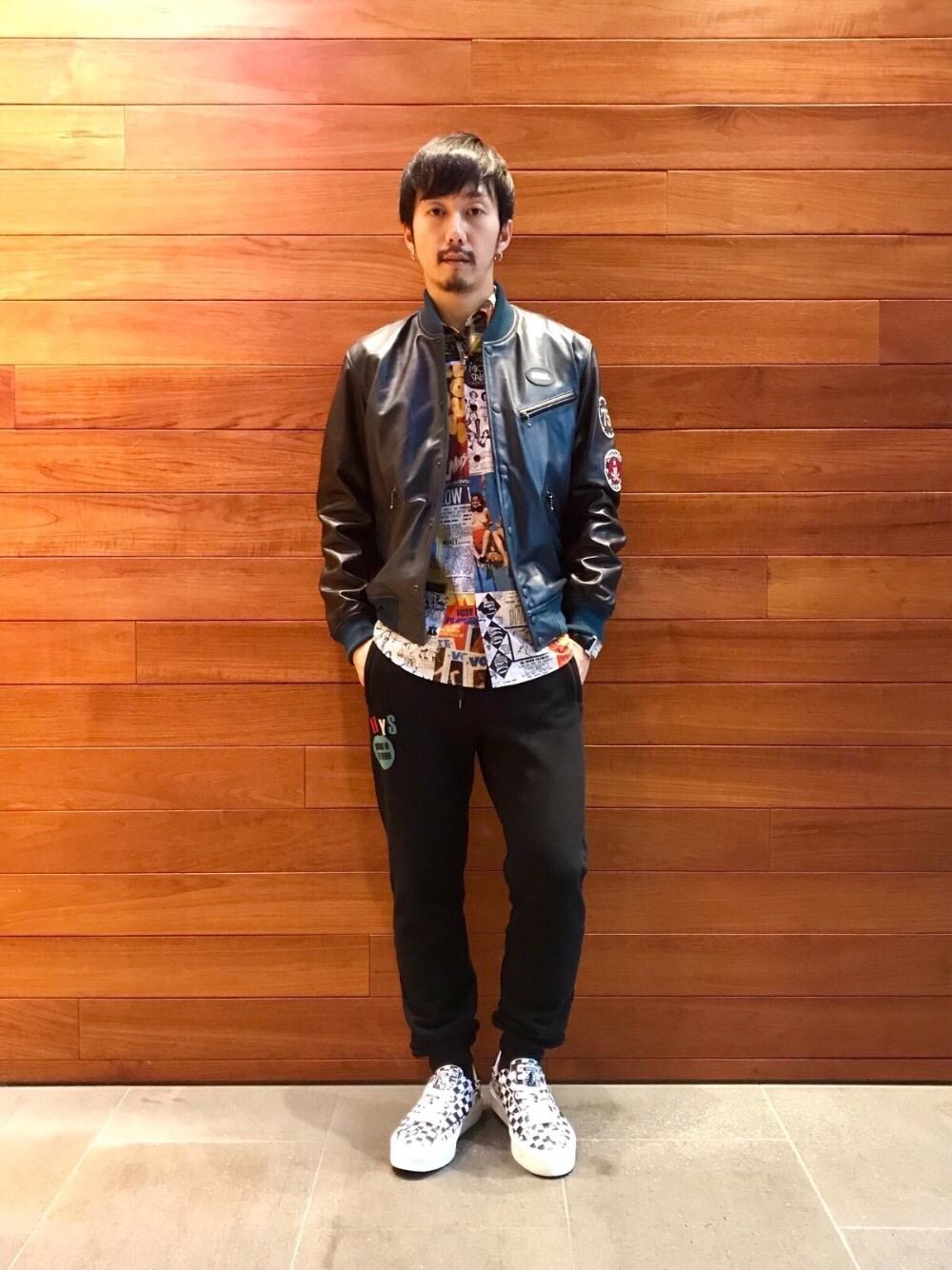 「スウェットパンツ、スタジャン、シンプル、レザー、大人カジュアル、Hysteric Glamour、ヒステリックグラマー、hystericglamour、チェッカーフラッグ、秋コーデ」｜「HYSTERIC GLAMOURのMAGAZINE CHECK総柄 レギュラーシャツ（シャツ/ブラウス、その他）」を使った、HIDEさん（メンズ・172cm）の秋コーディネートの1枚目の写真