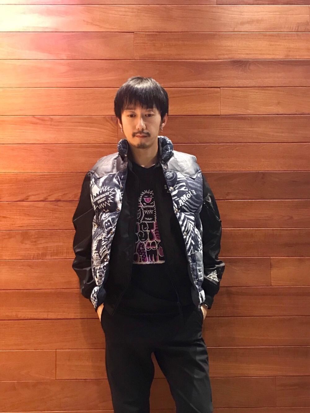 「ミリタリー、シンプル、ダウンベスト、大人カジュアル、Hysteric Glamour、ナイロンブルゾン、ヒステリックグラマー、hystericglamour、ロッキーマウンテン、秋コーデ」｜「HYSTERIC GLAMOURのKevin Lyons/HYS MONSTER PARTY Tシャツ（Tシャツ/カットソー、ブラック系）」を使った、HIDEさん（メンズ・172cm）の秋コーディネートの1枚目の写真