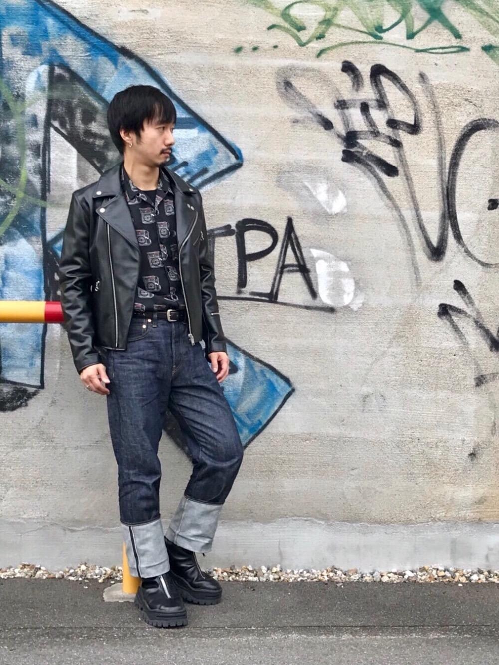 「レザー、ライダース、ロック、Hysteric Glamour、ヒステリックグラマー、ストレートデニム、開襟シャツ、THE CLASH、秋コーデ、オープンカラー」｜「HYSTERIC GLAMOURのキップレザーダブルライダースJK（ライダースジャケット、ブラック系）」を使った、HIDEさん（メンズ・172cm）の秋コーディネートの1枚目の写真