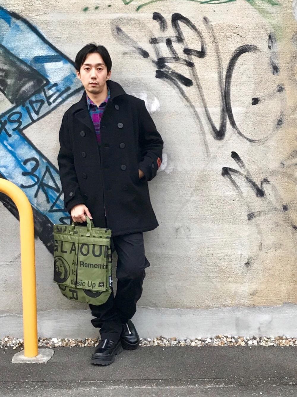 「コート、トートバッグ、Pコート、ピーコート、PORTER、大人カジュアル、ポーター、Hysteric Glamour、ヒステリックグラマー、ヘルメットバッグ」｜「HYSTERIC GLAMOURのREVOLUTION SOUNDS刺繍 CPOシャツ（シャツ/ブラウス、ピンク系）」を使った、HIDEさん（メンズ・172cm）の秋コーディネートの1枚目の写真