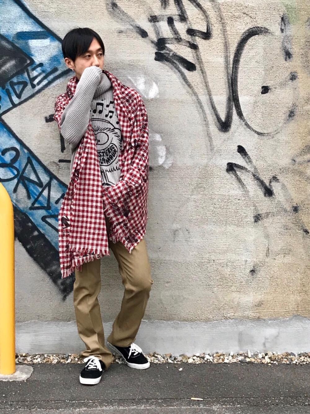 「ニット、カジュアル、シンプル、冬コーデ、タートル、大人カジュアル、ユニセックス、Hysteric Glamour、ヒステリックグラマー、ブーツカット」｜「HYSTERIC GLAMOURのSIDE TAPE LOGO ローカットスニーカー（スニーカー、ブラック系）」を使った、HIDEさん（メンズ・172cm）の冬コーディネートの1枚目の写真