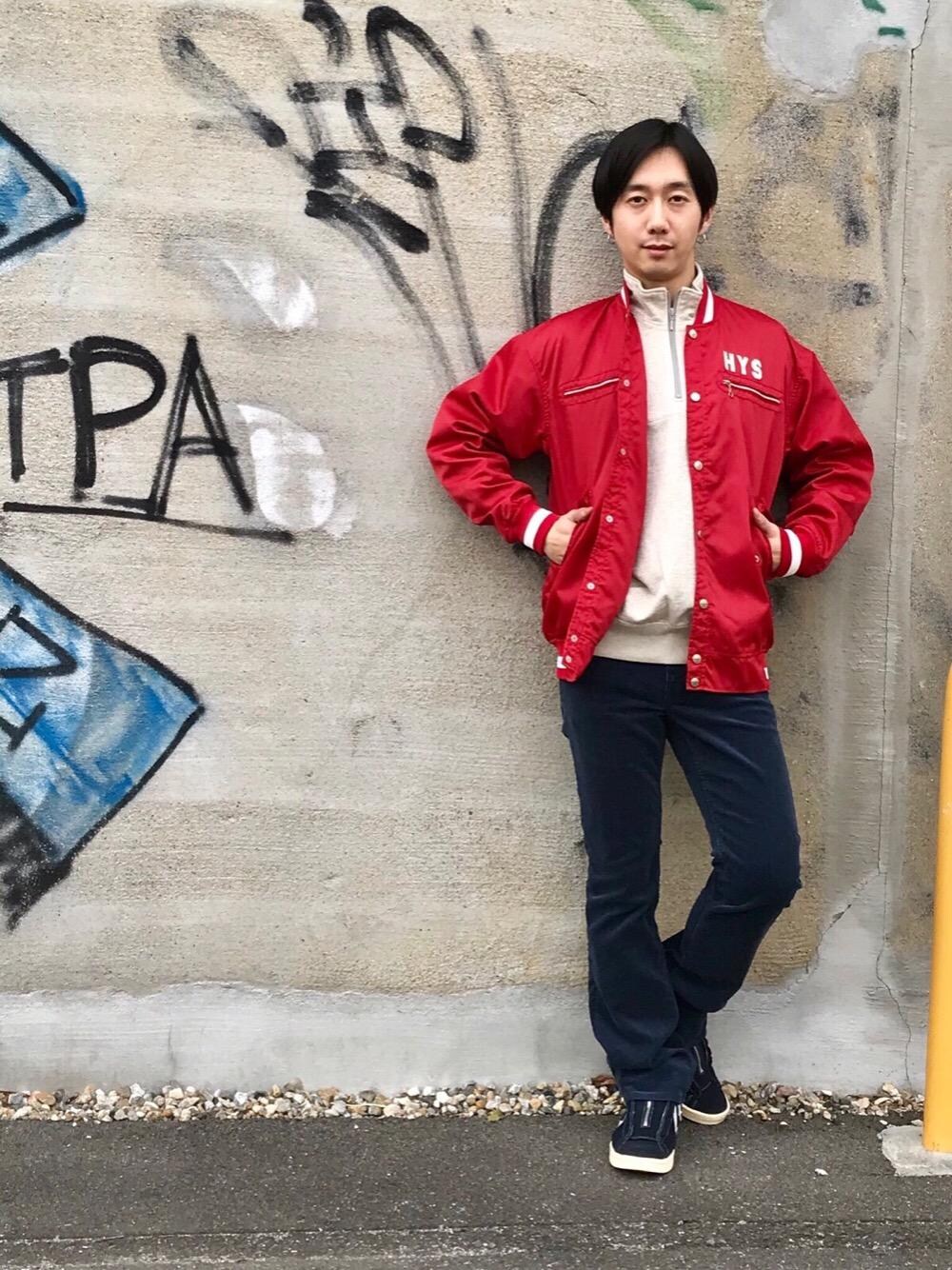 「スタジャン、カジュアル、シンプル、コーチジャケット、Hysteric Glamour、春、春コーデ、70s、ヒステリックグラマー、ブーツカット」｜「HYSTERIC GLAMOURのCIRCLE-HEAD-ARCH-LOGO pt スタジャン（スタジャン、レッド系）」を使った、HIDEさん（メンズ・172cm）の冬コーディネートの1枚目の写真
