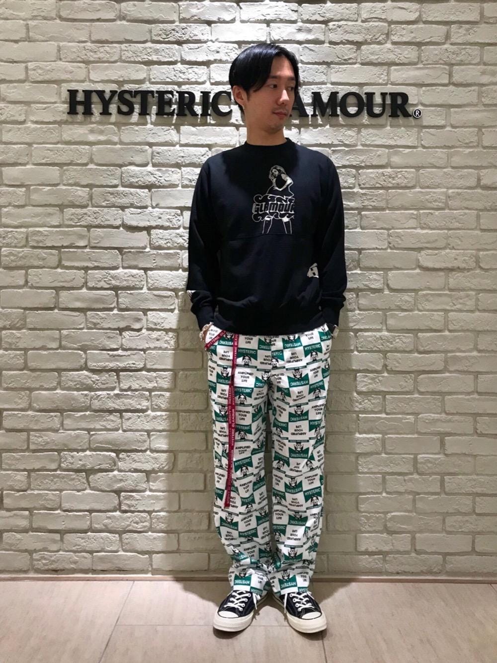 「スウェット、カジュアル、トレーナー、ロゴ、総柄、Hysteric Glamour、イージーパンツ、ヒステリックグラマー、90'sスタイル、秋コーデ」｜「HYSTERIC GLAMOURのVIXEN SCRATCH スウェット（スウェット、ブラック系）」を使った、HIDEさん（メンズ・172cm）の秋コーディネートの1枚目の写真
