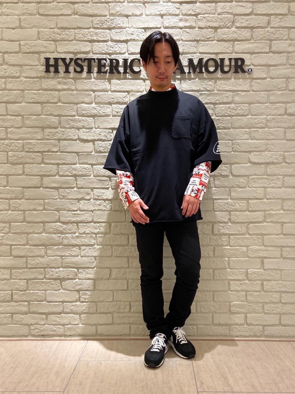 ブラック系のデニムパンツ、レッド系のカバーオール、ブラック系のスウェットを着用したメンズの秋コーディネートの1枚目の写真