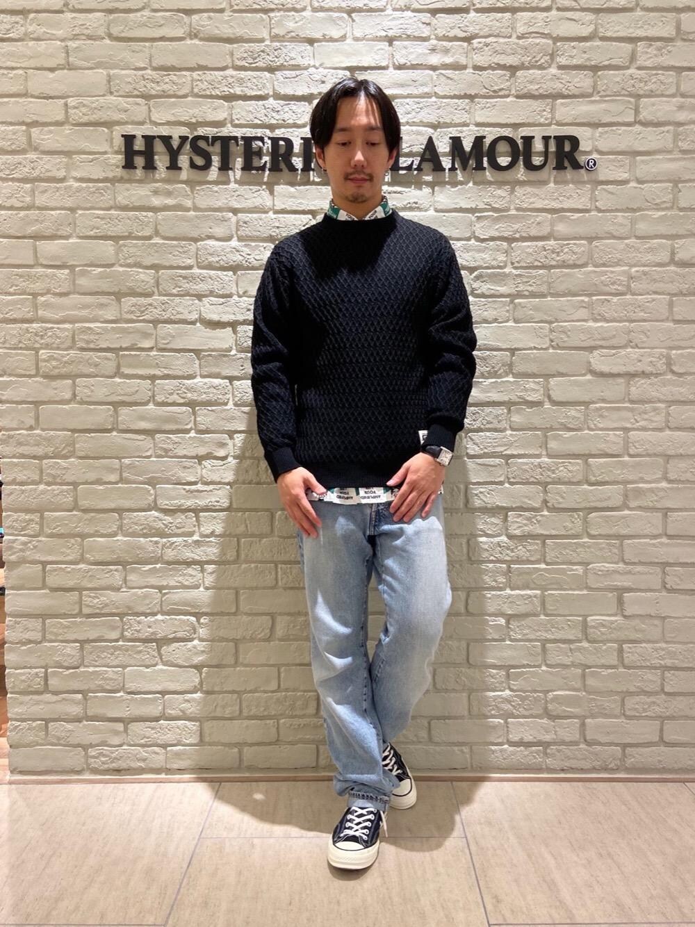 ブルー系のデニムパンツ、グリーン系のカバーオール、ブラック系のニット/セーターを着用したメンズの秋コーディネートの1枚目の写真