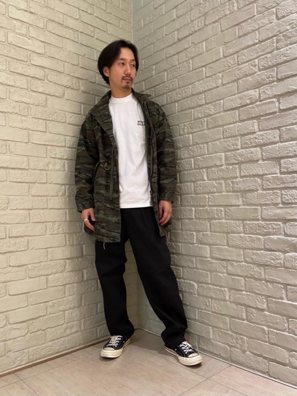 「チノパン、ハイウエスト、シンプルコーデ、カジュアルコーデ、ヒステリックグラマー、秋コーデ、ミリタリーコーデ、ロンt、hysteric glamour、ワイドぱんつ」｜「HYSTERIC GLAMOURのCAT WOMAN オーバーサイズコート（その他アウター、その他）」を使った、HIDEさん（メンズ・172cm）の秋コーディネートの1枚目の写真