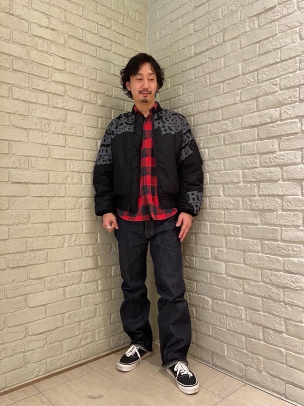 「チェックシャツ、冬コーデ、プリマロフト、シンプルコーデ、バッファローチェック、カジュアルコーデ、ヒステリックグラマー、アメカジコーデ、ma1、hysteric glamour」｜「HYSTERIC GLAMOURのTYPE LOGO MA-1ジャケット（MA-1、ブラック系）」を使った、HIDEさん（メンズ・172cm）の冬コーディネートの1枚目の写真