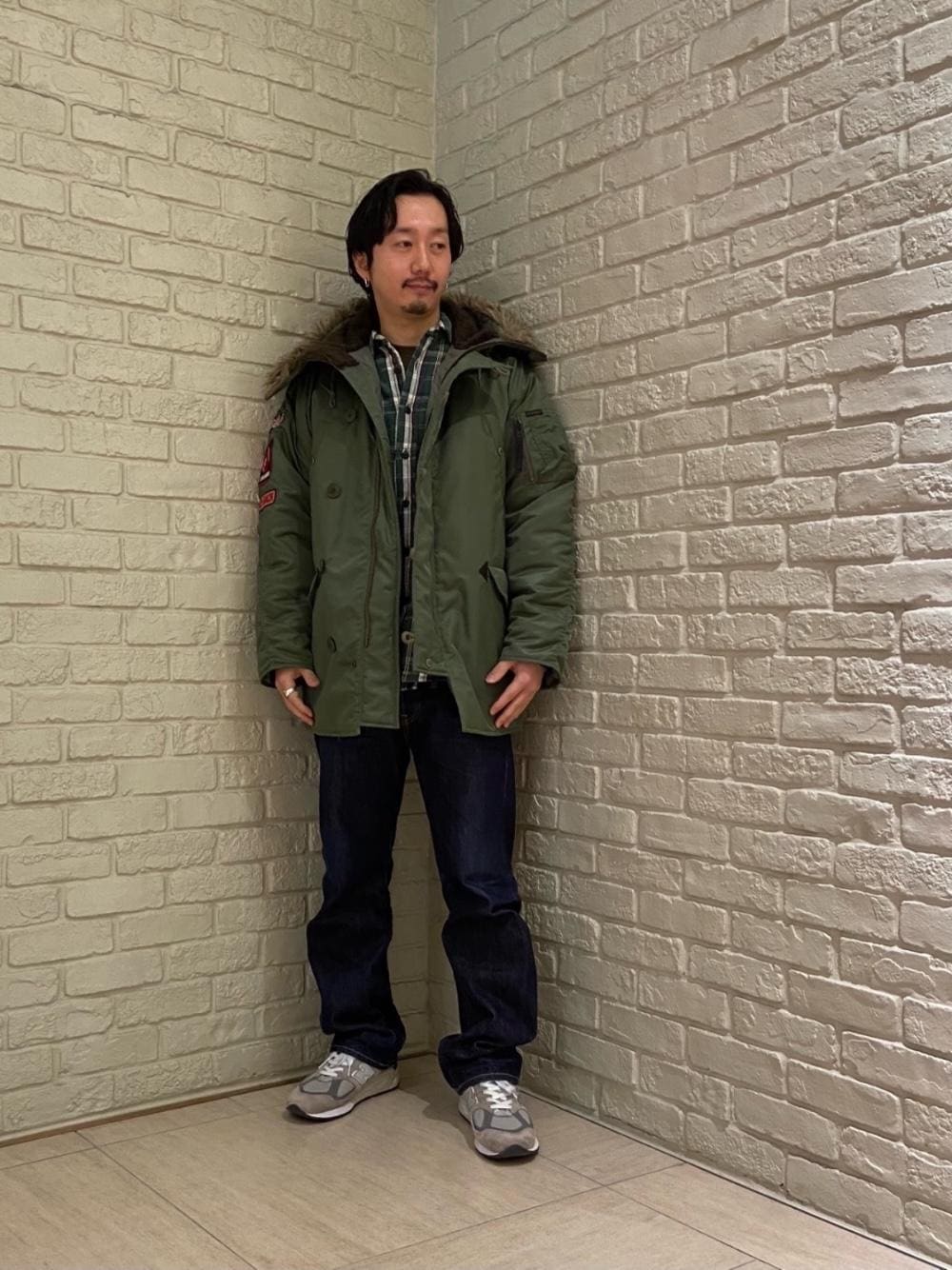 「カジュアル、冬コーデ、N3B、ヒステリックグラマー、みりたりー、hysteric glamour、シンプルこーで、ふぁー、シャツ 、こーと」｜「HYSTERIC GLAMOURのHG CENTURY刺繍 ナッピング加工ワークシャツ（シャツ/ブラウス、グリーン系）」を使った、HIDEさん（メンズ・172cm）の冬コーディネートの1枚目の写真