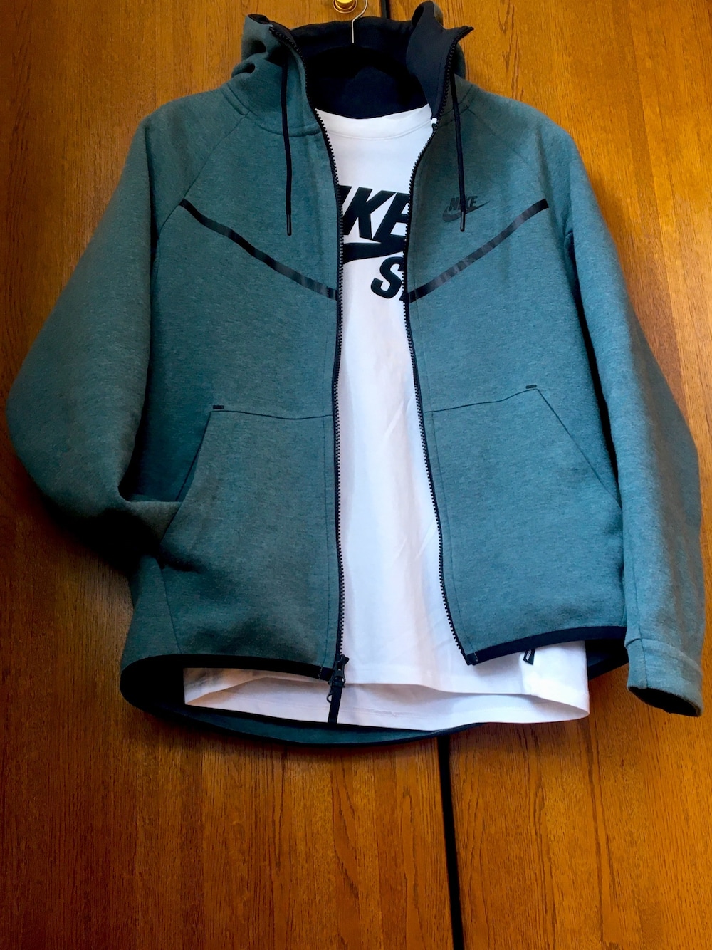 「おしゃれさんと繋がりたい、春、シンプルコーデ、ストリートコーデ、低身長、スポーツミックス、NIKE、nike sb 、スポーツmix、アクティブ」｜「NIKEのNIKE AS M NSW TCH FLC WR HOODIE FZ (DEEP JUNGLE/HTR/BLACK)（パーカー、グリーン系）」を使った、PEANUTSさん（メンズ・160cm）の冬コーディネートの1枚目の写真