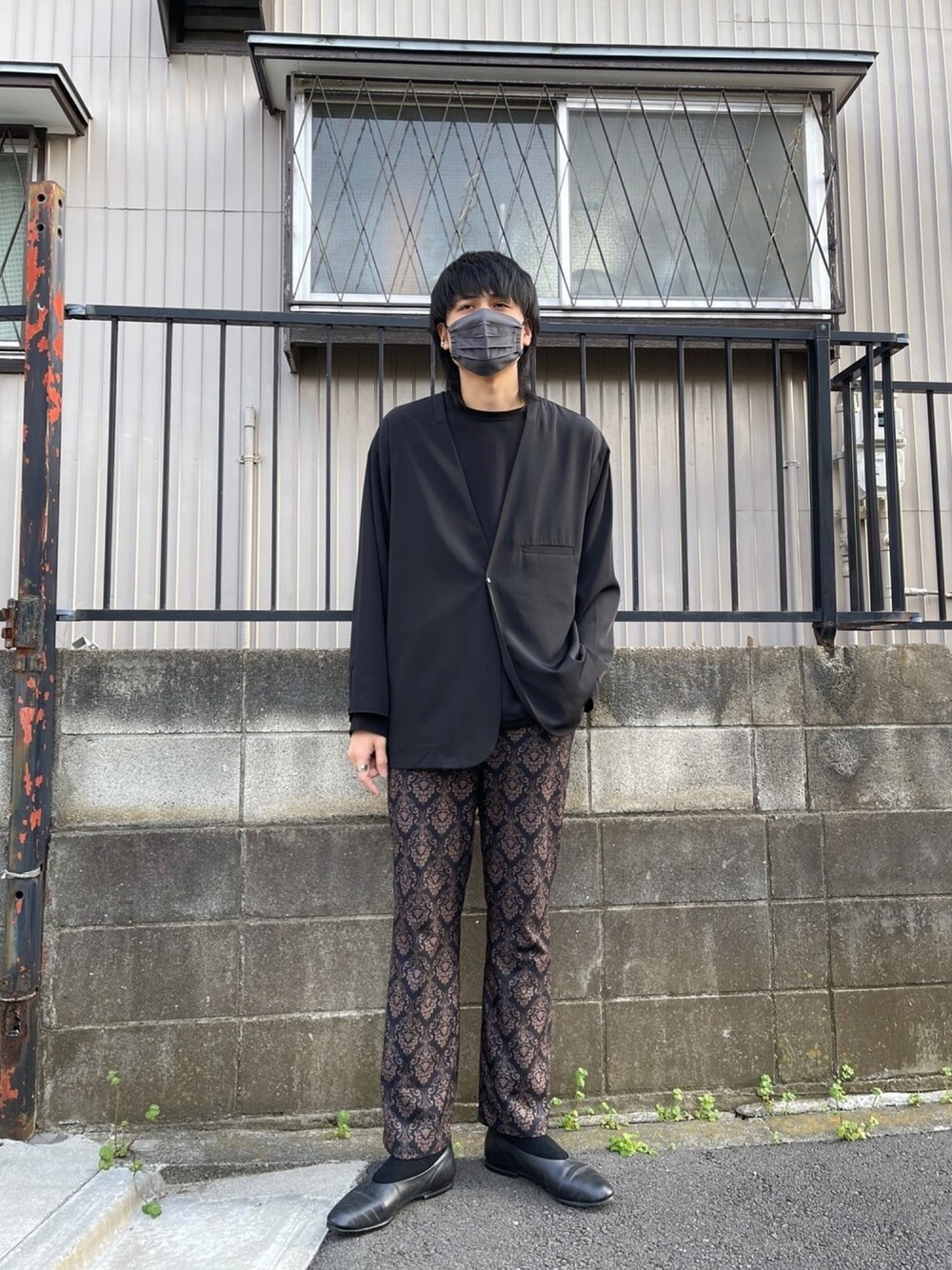 「春めきシューズ、きれいめカジュアル、春コーデ、ノーカラーシャツ、シンプルコーデ、ダマスク柄、柄パンツ、スリッポン、HARE、ハレ」｜「HAREのダマスクガラパンツ(HARE)（その他パンツ、ブラウン系）」を使った、はのやん@HAREラフォーレ原宿さん（メンズ・182cm）の春コーディネートの1枚目の写真