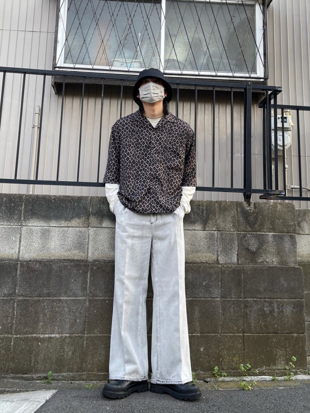 「春コーデ、ひょう柄、レオパード、オープンカラーシャツ、バケットハット、淡色コーデ、デニムパンツ、ワイドパンツ、HARE、ハレ」｜「HAREのレオパードガラシャツ(HARE)（シャツ/ブラウス、ブラウン系）」を使った、はのやん@HAREラフォーレ原宿さん（メンズ・182cm）の春コーディネートの1枚目の写真