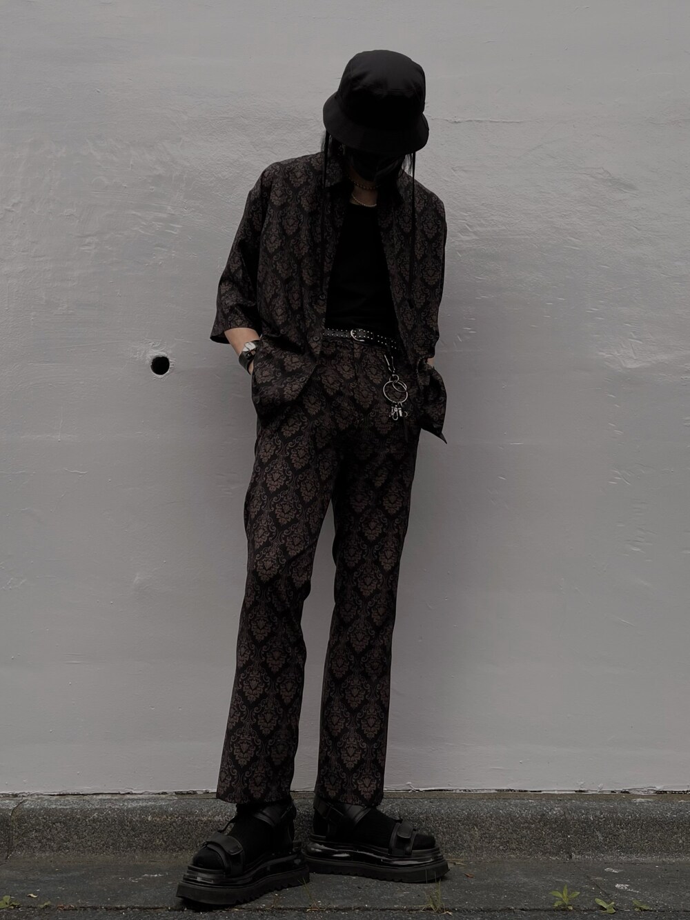 「これが私をアゲる服、セットアップ、モード、ハット、タックイン、柄シャツ、柄パンツ、サンダル、フォローミー、HARE」｜「HAREのダマスクガラシャツ(HARE)（シャツ/ブラウス、ブラウン系）」を使った、はのやん@HAREラフォーレ原宿さん（メンズ・182cm）の春コーディネートの1枚目の写真