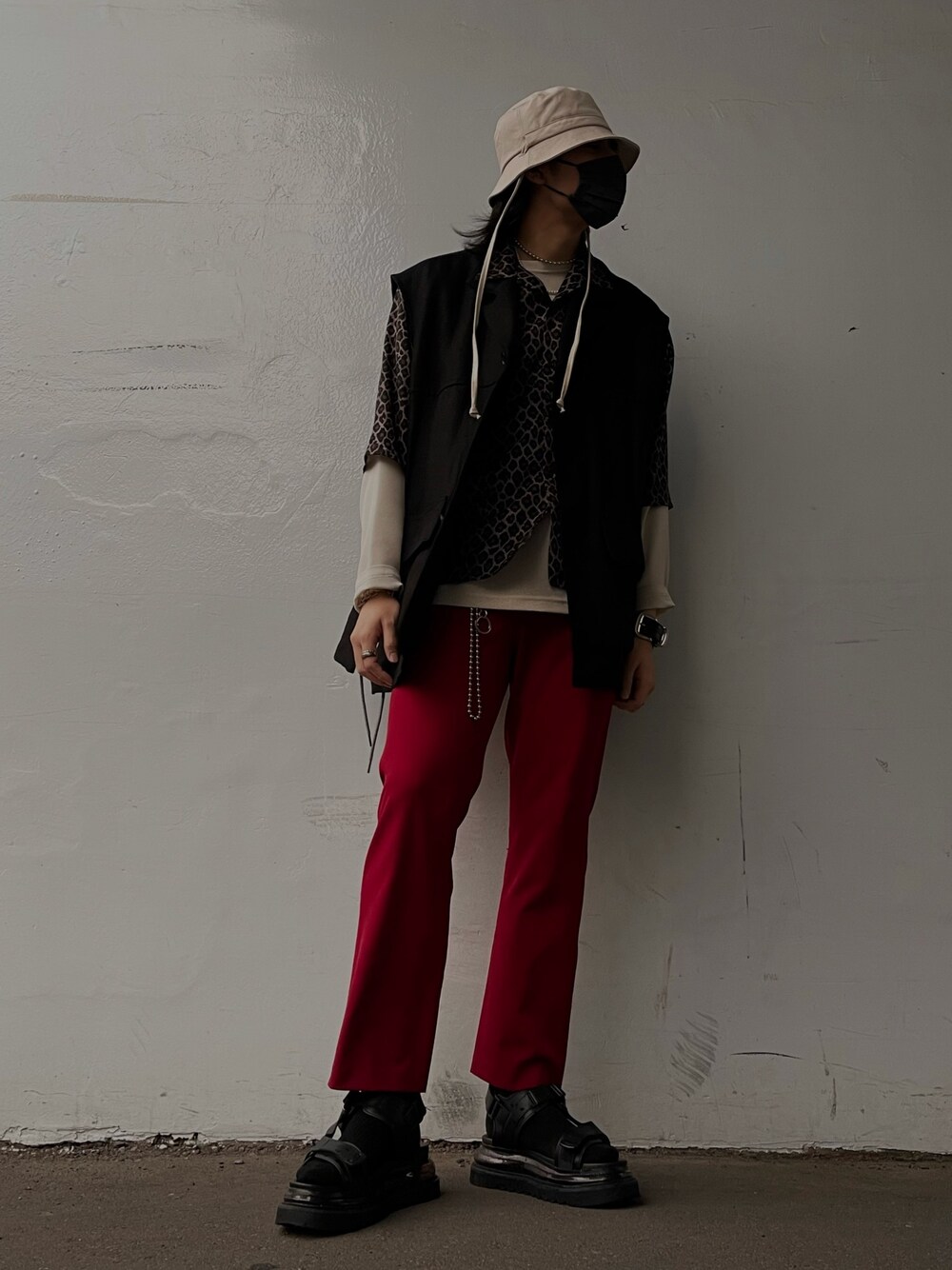 「春コーデ、モード、レイヤードスタイル、レオパード、柄シャツ、カラーパンツ、ハット、サンダル、フォローミー、HARE」｜「HAREの2WAYコードサファリHAT(HARE)（ハット、ベージュ系）」を使った、はのやん@HAREラフォーレ原宿さん（メンズ・182cm）の春コーディネートの1枚目の写真