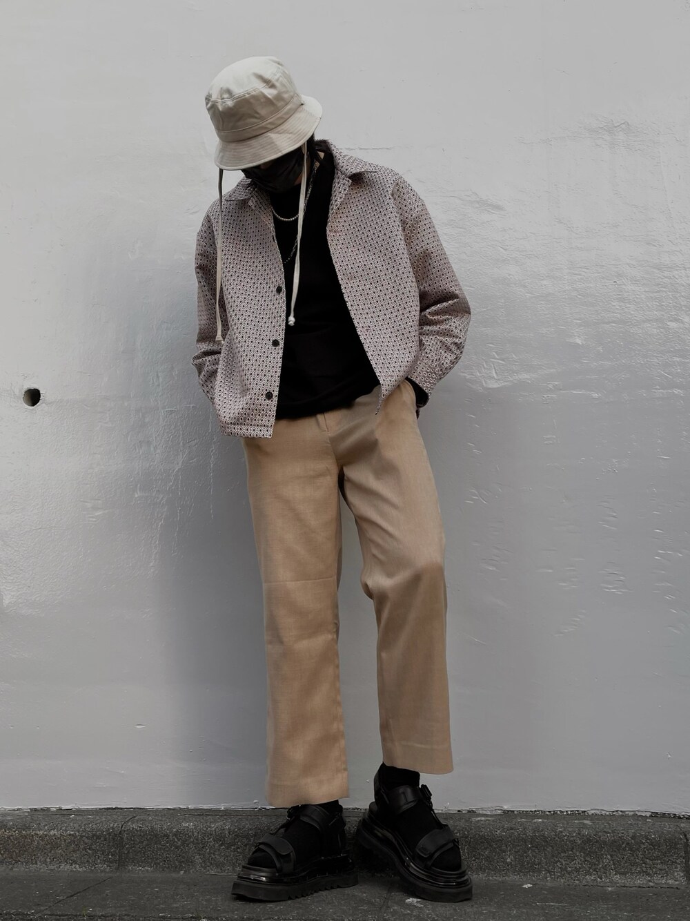 「シャツスタイル、バケットハット、ハット、春コーデ、ジャガード、柄シャツ、イージーパンツ、サンダル、フォローミー、HARE」｜「HAREの2WAYコードサファリHAT(HARE)（ハット、ベージュ系）」を使った、はのやん@HAREラフォーレ原宿さん（メンズ・182cm）の春コーディネートの1枚目の写真