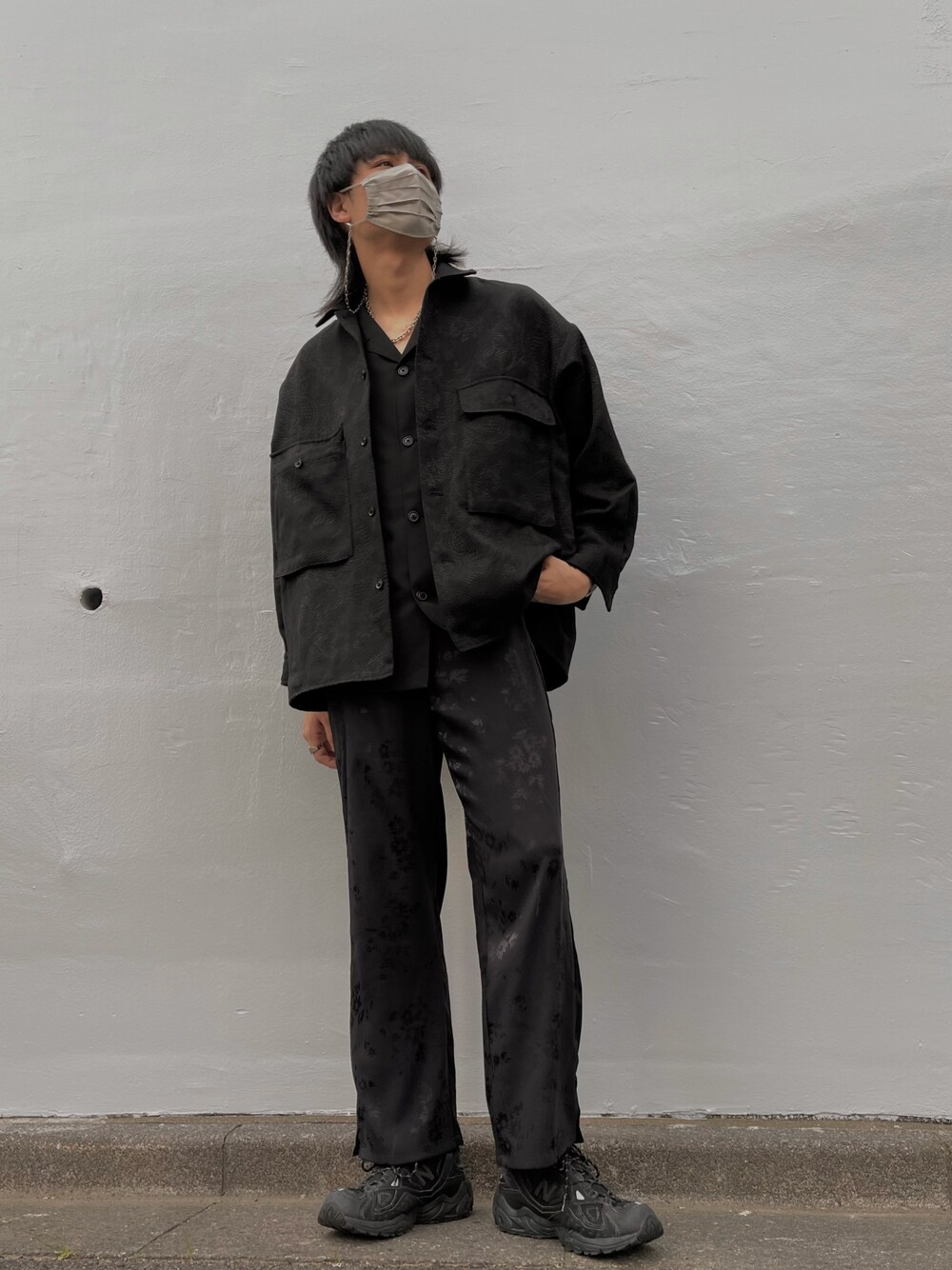 「ブラックコーデ、柄パンツ、柄シャツ、オープンカラーシャツ、モード、プチプラ、プチプラコーデ、フォローミー、GU、ワントーンコーデ」｜「HAREのジャガードフラワーパターンシャツ(HARE)（シャツ/ブラウス、ブラック系）」を使った、はのやん@HAREラフォーレ原宿さん（メンズ・182cm）の春コーディネートの1枚目の写真
