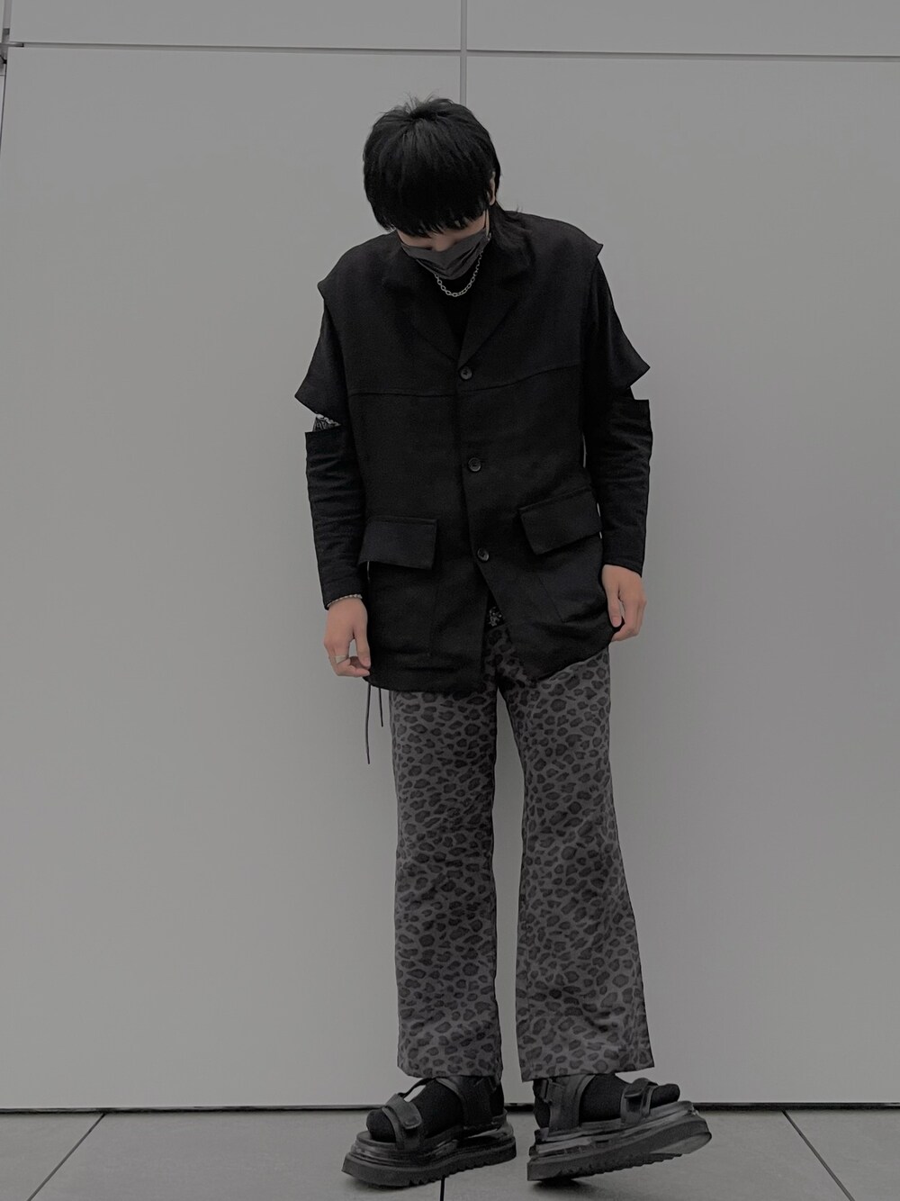 「春コーデ、ベスト、ブラック、ブラックコーデ、レオパード、柄パンツ、サンダル、イージーパンツ、フォローミー、HARE」｜「HAREのレースアップリネンビッグベスト(HARE)（ベスト、ブラック系）」を使った、はのやん@HAREラフォーレ原宿さん（メンズ・182cm）の春コーディネートの1枚目の写真