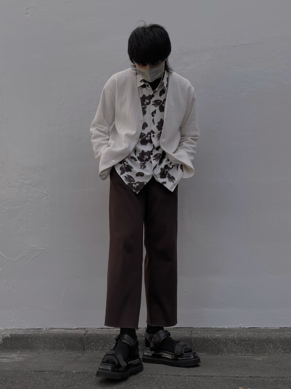 「春コーデ、ノーカラージャケット、ホワイト、ブラウン、柄シャツ、花柄、イージーパンツ、サンダル、HARE、モード」｜「HAREのベルトシャークソールサンダル(HARE)（サンダル、ブラック系）」を使った、はのやん@HAREラフォーレ原宿さん（メンズ・182cm）の春コーディネートの1枚目の写真