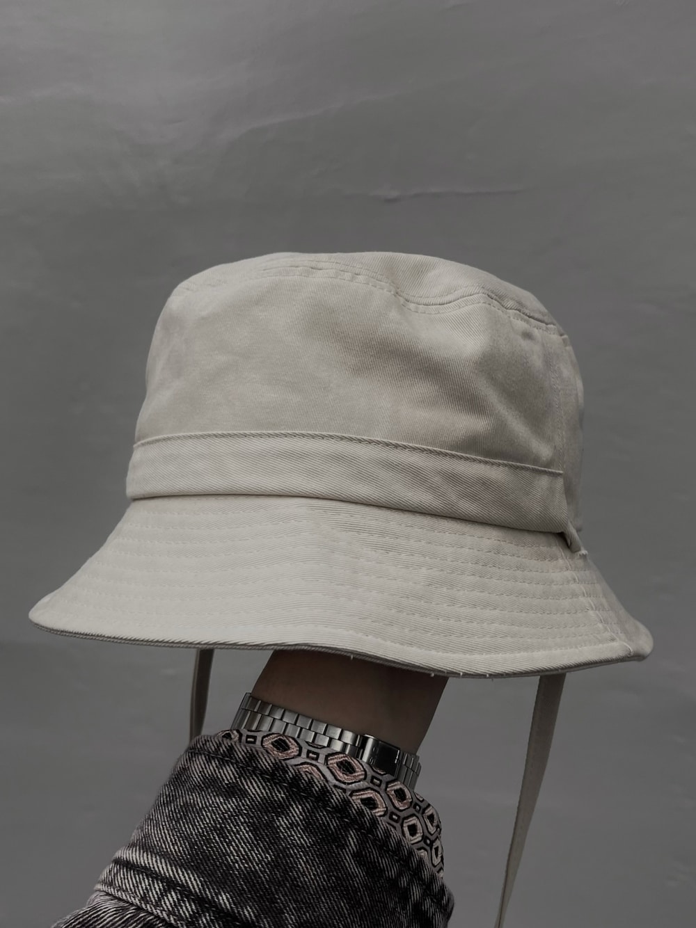 「ホワイト、ハット、バケットハット、バケハ」｜「HAREの2WAYコードサファリHAT(HARE)（ハット、ベージュ系）」を使った、はのやん@HAREラフォーレ原宿さん（メンズ・182cm）の春コーディネートの1枚目の写真