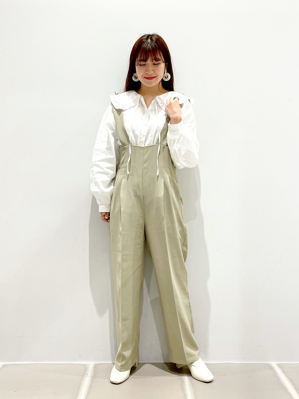「LOWRYS FARM、ローリーズファーム(LOWRYS FARM)、淡色コーデ、春コーデ、サロペット、オーバーオール、ストレッチブーツ、スクエアトゥ、セーラーカラー、ブラウス」｜「LOWRYS FARMのＰツイルサロペット　930485（サロペット/オーバーオール、グリーン系）」を使った、ミユさん（レディース・157cm）の冬コーディネートの1枚目の写真