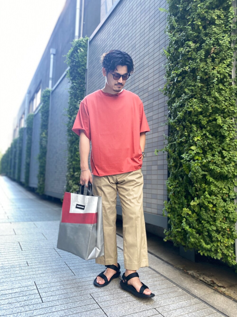 ブラウン系のTシャツ/カットソー、ベージュ系のその他パンツを着用したメンズの夏コーディネートの1枚目の写真