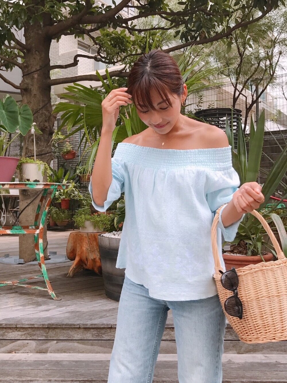「夏、夏コーデ、カジュアル、カジュアルコーデ、ハワイアンジュエリー、denim、オフショル、刺繍、大人カジュアル、ootd」｜「Maxiのロザリオ風ネックレス(K10YG)（ネックレス、ゴールド系）」を使った、Vicente👖さん（レディース・157cm）の夏コーディネートの1枚目の写真