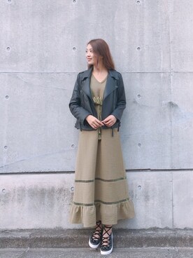 「ワンピース×スニーカー」｜「アイテム（ライダースジャケット）」を使った、Vicente👖さん（レディース・168cm）の秋コーディネート