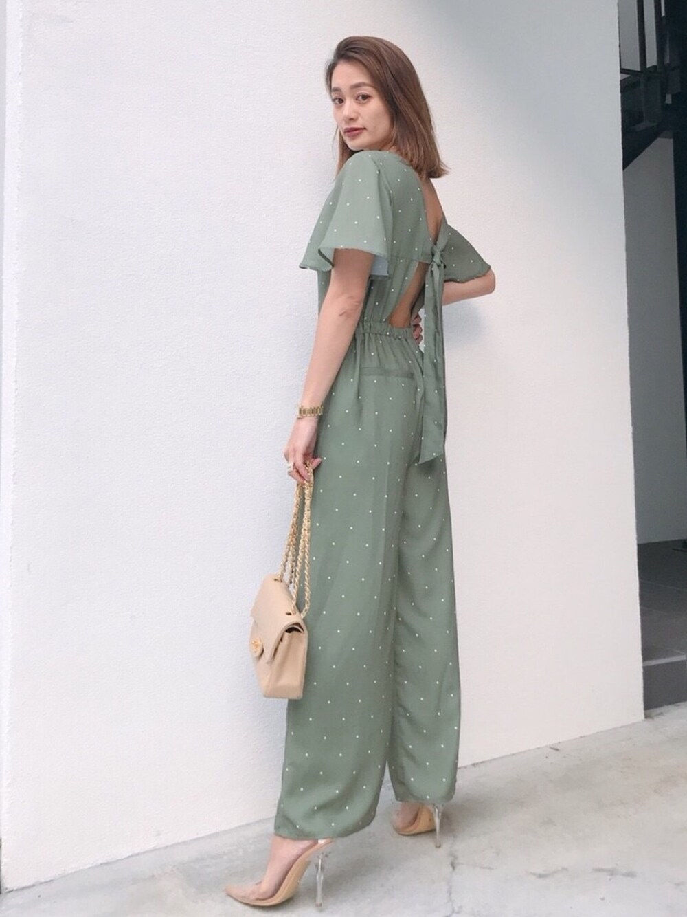 「オトナカジュアル、夏コーデ、ドット、ロンパース、背中あき、カーキ、カジュアル、春コーデ、夏、ootd」｜「VicenteのComfyドットオールインワン（ワンピース、グリーン系）」を使った、Vicente👖さん（レディース・162cm）の春コーディネートの1枚目の写真