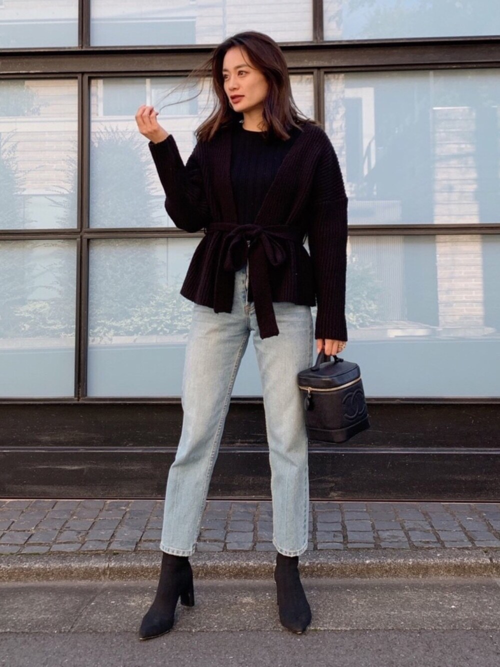 「シンプルコーデ、秋冬コーデ、ニット、冬コーデ、大人カジュアル、デニムパンツ、ブーツ、ootd、デニム、ニットカーディガン」｜「VicenteのKnitカーディガン（カーディガン/ボレロ、ブラック系）」を使った、Vicente👖さん（レディース・162cm）の秋コーディネートの1枚目の写真