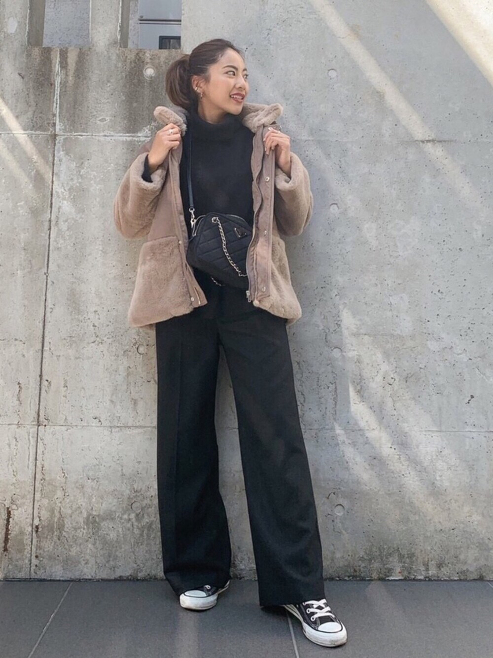「今日のコーデ、秋コーデ、大人カジュアル、秋冬コーデ、ootd、オトナ女子、ワイドパンツ、ブラウン、ムートンコート、ムートン」｜「VicenteのTeddyムートンコート（ムートンコート、ブラウン系）」を使った、Vicente👖さん（レディース・157cm）の秋コーディネートの1枚目の写真