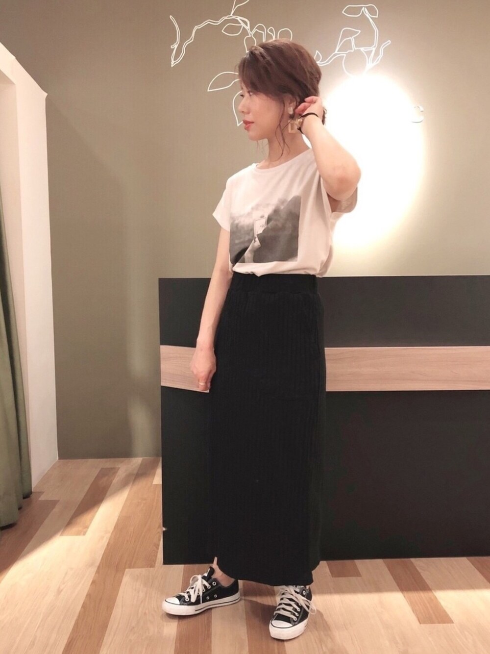 「シンプル、大人カジュアル、カジュアルコーデ、リブスカート、タイトスカート、Tシャツ、プリントT、フレンチスリーブ、転写プリント、スニーカー」｜「Green　Parksの・RAY CASSIN ワイドリブタイトロングスカート（スカート、ブラック系）」を使った、gocciさん（レディース・160cm）の春コーディネートの1枚目の写真