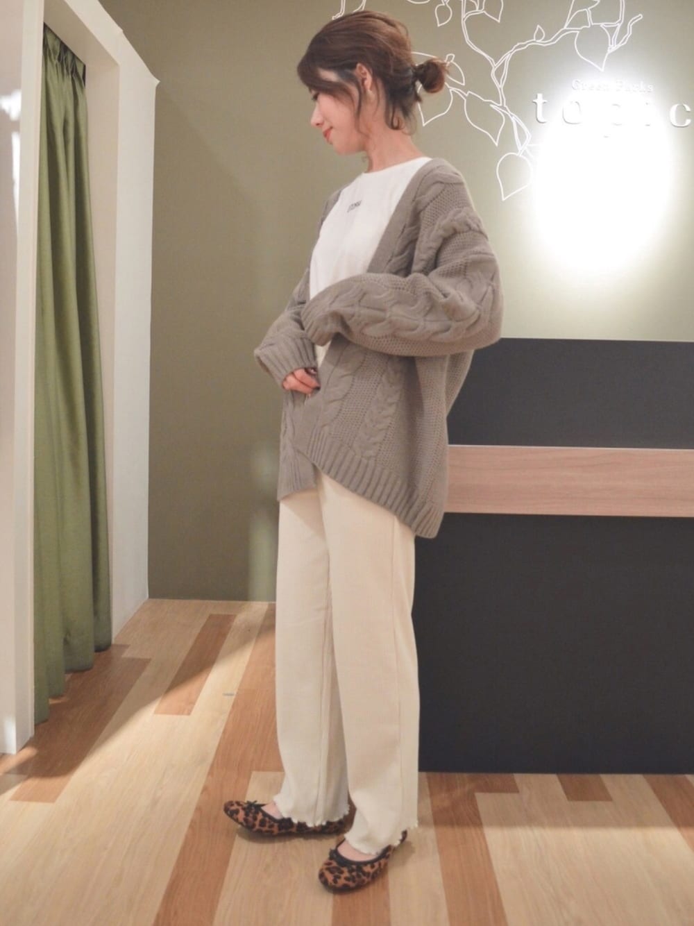 「リブパンツ、ケーブルニット、ケーブルカーディガン、ざっくりニット、カーディガン、ロゴT、レオパード、大人カジュアル、ラクチンコーデ、ゆるコーデ」｜「Green　Parksの・リブカットパンツ（その他パンツ、ホワイト系）」を使った、gocciさん（レディース・160cm）の冬コーディネートの1枚目の写真