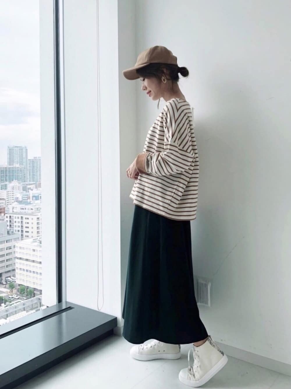 ホワイト系のスニーカー、グリーン系のスカート、イエロー系のTシャツ/カットソーを着用したレディースの夏コーディネートの1枚目の写真
