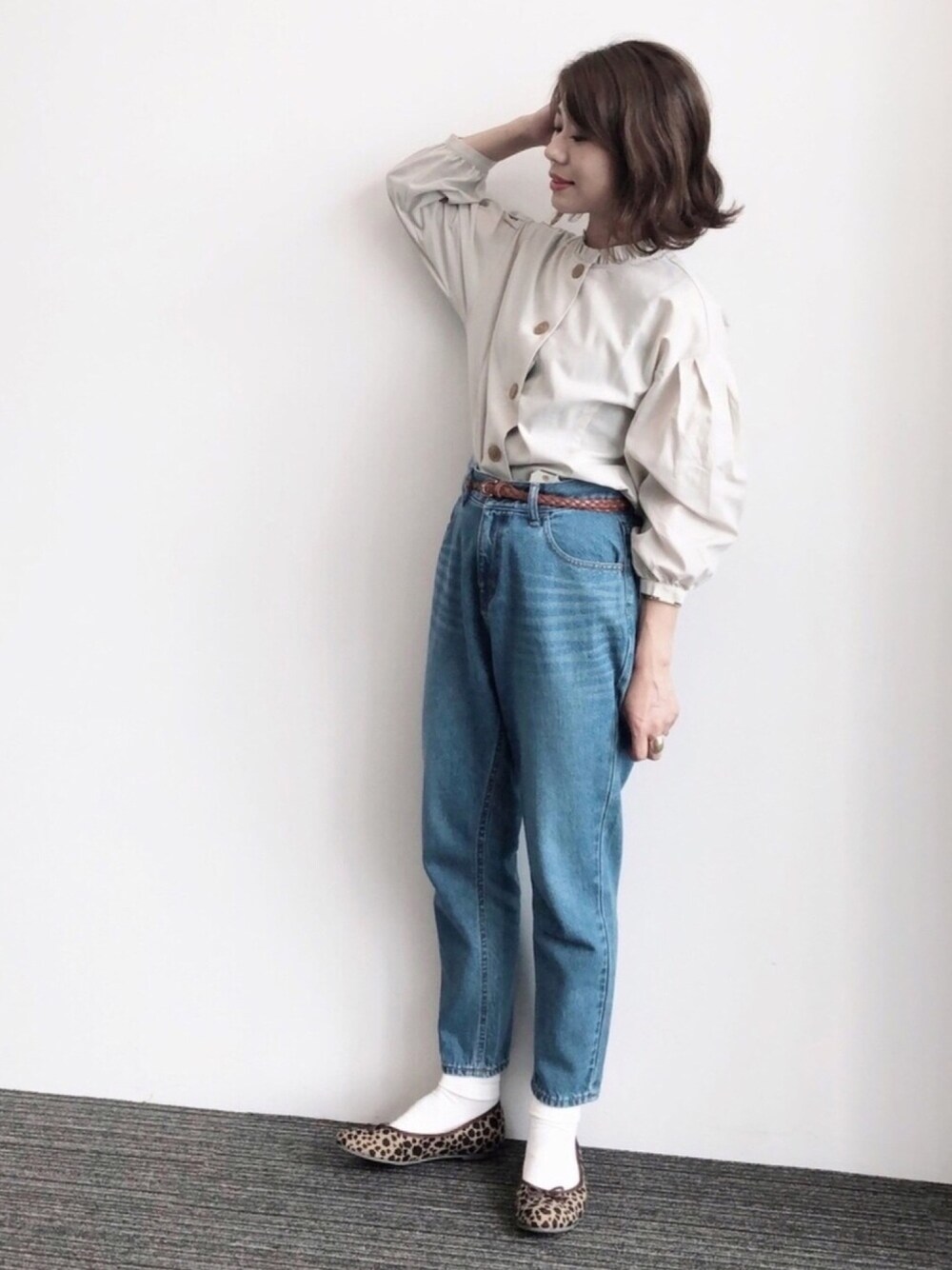 ブルー系のデニムパンツ、ホワイト系のシャツ/ブラウスを着用したレディースの秋コーディネートの1枚目の写真